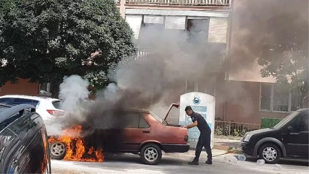 Bursa\'da seyir halindeki otomobil cayır cayır yandı! Alevlerin arasına dalan araç sahibi canını hiçe sayarak otomobili durdurdu