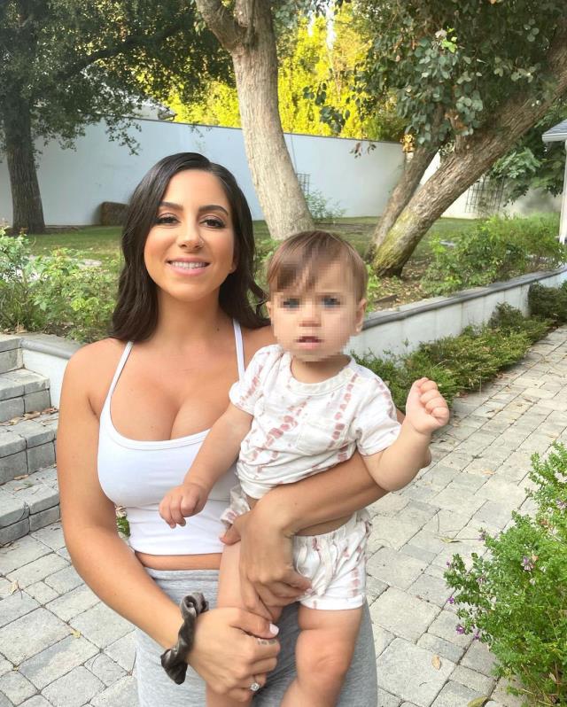 Annenin, oğlunu kreşe bırakırken giydiği kıyafete diğer velilerden tepki yağdı