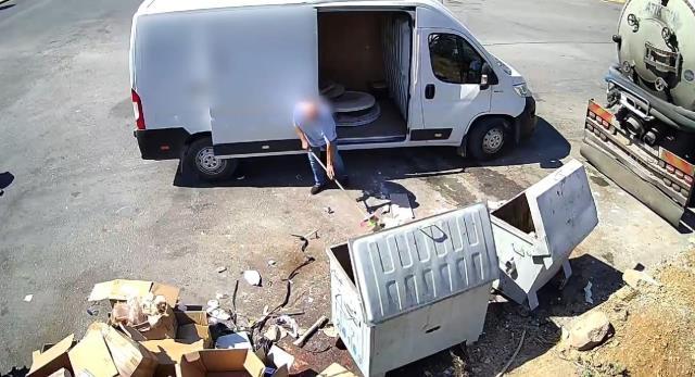 Attığı çöpleri kameraya yakalanınca böyle geri topladı Attığı çöpleri kameraya yakalanınca böyle geri topladı