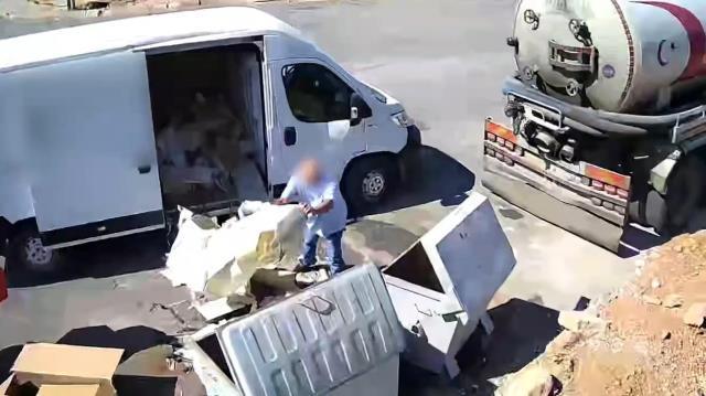 Attığı çöpleri kameraya yakalanınca böyle geri topladı Attığı çöpleri kameraya yakalanınca böyle geri topladı