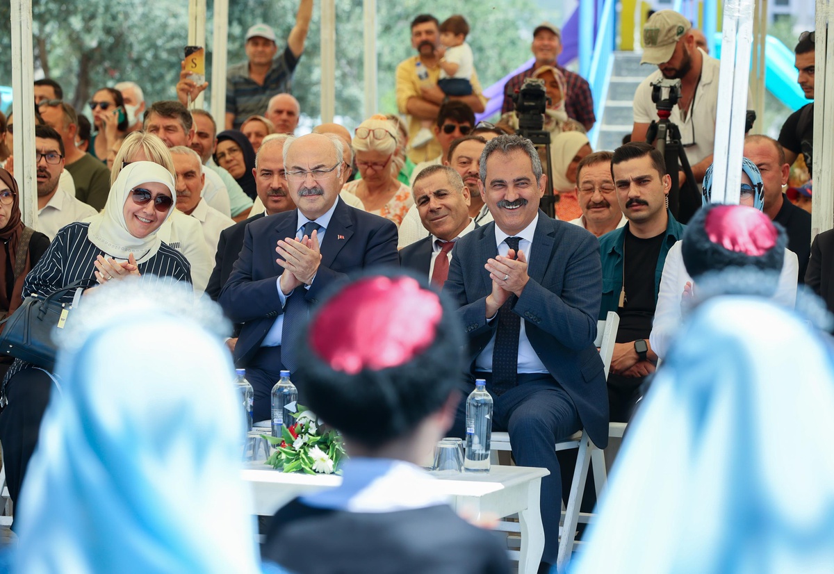 Bakan Özer, Urla Uzunkuyu Köy Yaşam Merkezini açtı