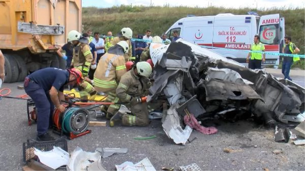 Başakşehir\'de iki kamyon çarpıştı: 1 ölü