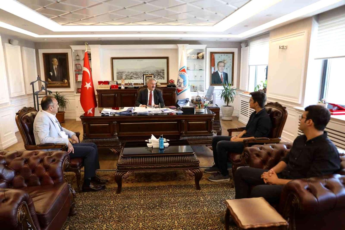 Son dakika haberi! Başkan Palancıoğlu, YKS Türkiye 2.\'si ve Kayseri 1.\'si Yusuf Selim Torun\'u ağırladı