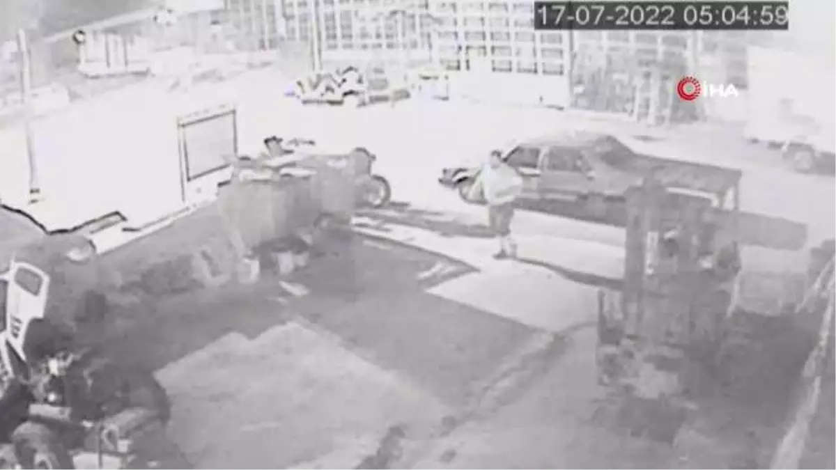 Bayram tatilini fırsata çeviren hırsız, aynı iş yerini hem 3 kez soydu hem de tuvaletini yaptı...O anlar kamerada