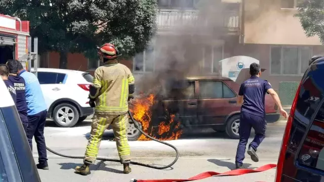 Alev topuna dönen otomobilinin içine girdi