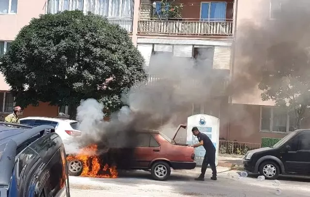 Alev topuna dönen otomobilinin içine girdi