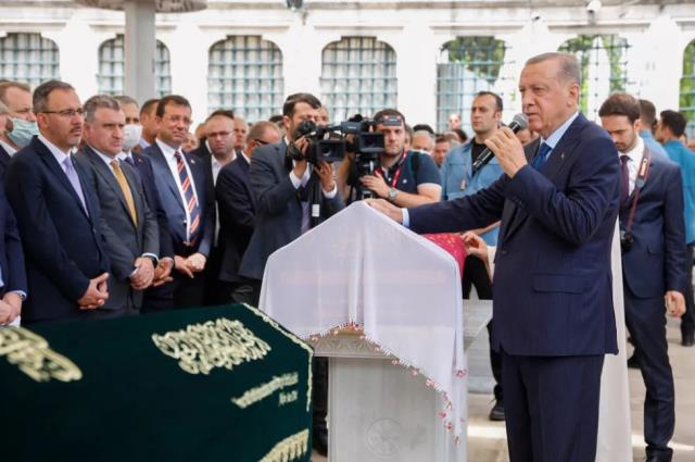 Cenaze törenine damga vuran kare! Cuhurbaşkanı Erdoğan ve İBB Başkanı İmamoğlu tokalaştı Cenaze törenine damga vuran kare! Cuhurbaşkanı Erdoğan ve İBB Başkanı İmamoğlu tokalaştı