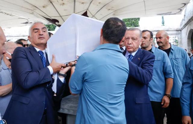 Cenaze törenine damga vuran kare! Cuhurbaşkanı Erdoğan ve İBB Başkanı İmamoğlu tokalaştı Cenaze törenine damga vuran kare! Cuhurbaşkanı Erdoğan ve İBB Başkanı İmamoğlu tokalaştı