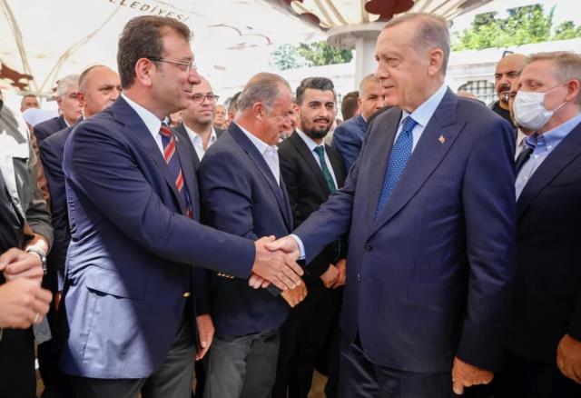Cenaze törenine damga vuran kare! Cuhurbaşkanı Erdoğan ve İBB Başkanı İmamoğlu tokalaştı Cenaze törenine damga vuran kare! Cuhurbaşkanı Erdoğan ve İBB Başkanı İmamoğlu tokalaştı