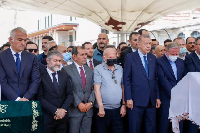 Cenaze törenine damga vuran kare! Cuhurbaşkanı Erdoğan ve İBB Başkanı İmamoğlu tokalaştı Cenaze törenine damga vuran kare! Cuhurbaşkanı Erdoğan ve İBB Başkanı İmamoğlu tokalaştı