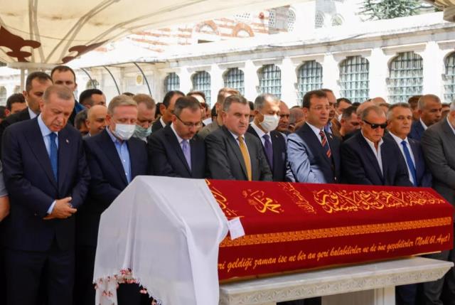Cenaze törenine damga vuran kare! Cuhurbaşkanı Erdoğan ve İBB Başkanı İmamoğlu tokalaştı Cenaze törenine damga vuran kare! Cuhurbaşkanı Erdoğan ve İBB Başkanı İmamoğlu tokalaştı