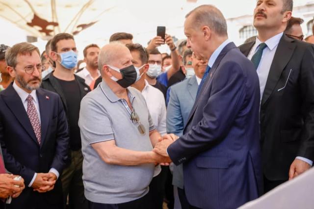 Cenaze törenine damga vuran kare! Cuhurbaşkanı Erdoğan ve İBB Başkanı İmamoğlu tokalaştı Cenaze törenine damga vuran kare! Cuhurbaşkanı Erdoğan ve İBB Başkanı İmamoğlu tokalaştı