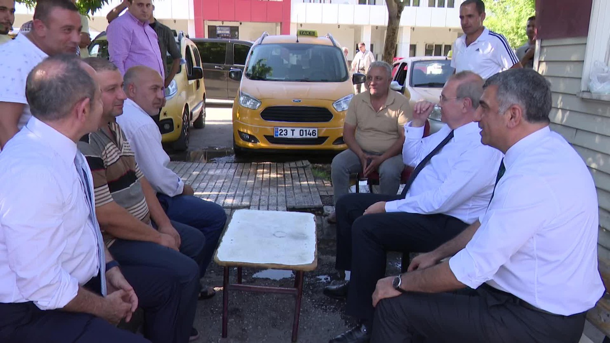 CHP Ekonomi Masası Heyetinin, Elazığ\'da Dinlediği Taksici: "Taksiye Binecek Gücüm Yok Benim"