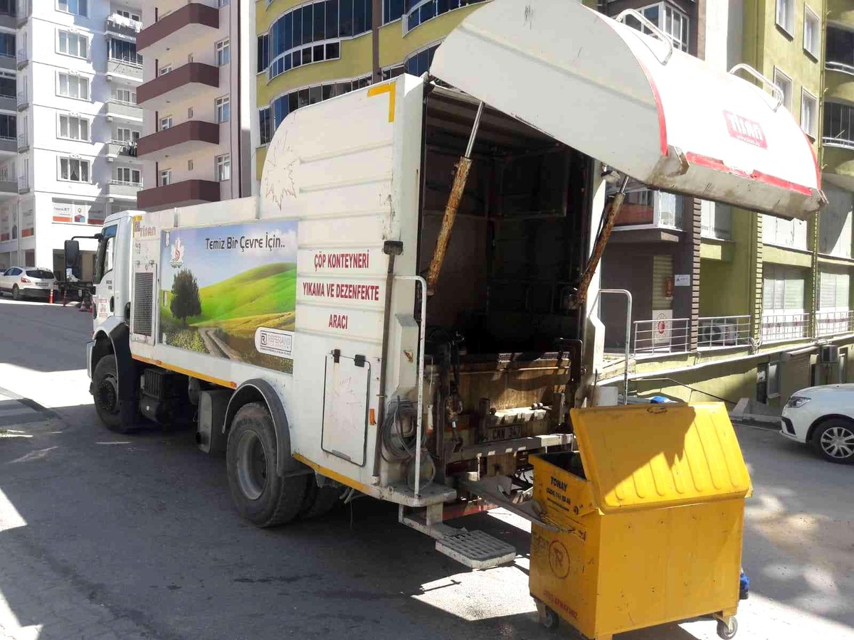 Çöp konteynırları yıkanarak dezenfekte ediliyor