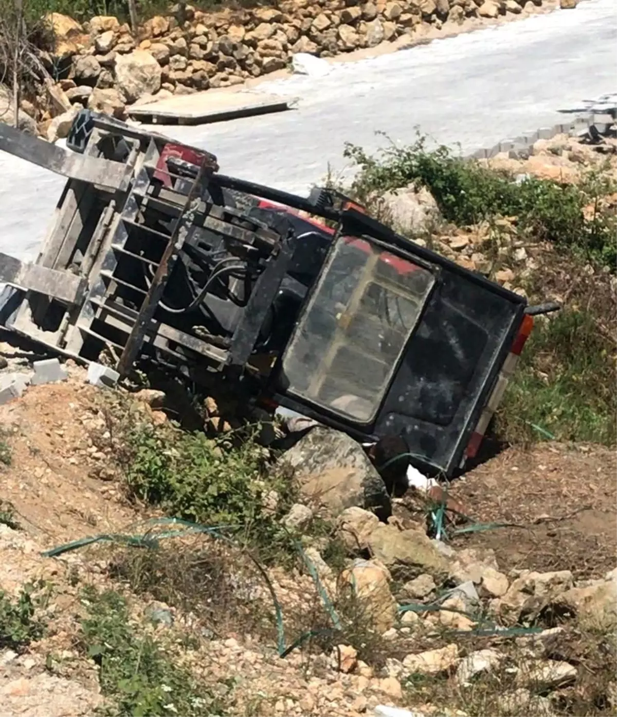 Devrilen forkliftin altında kalan operatör hayatını kaybetti