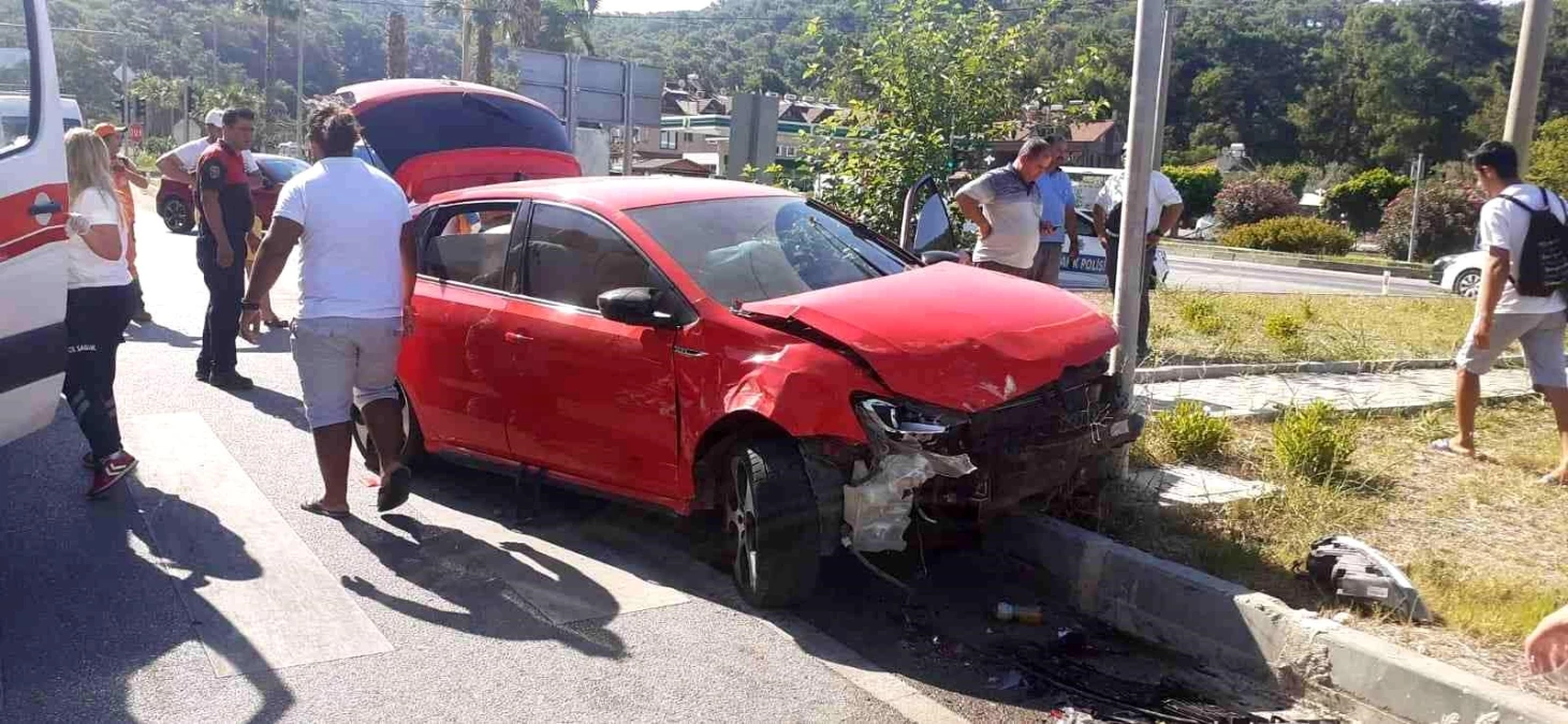 Fethiye\'de iki otomobil çarpıştı: 4 yaralı