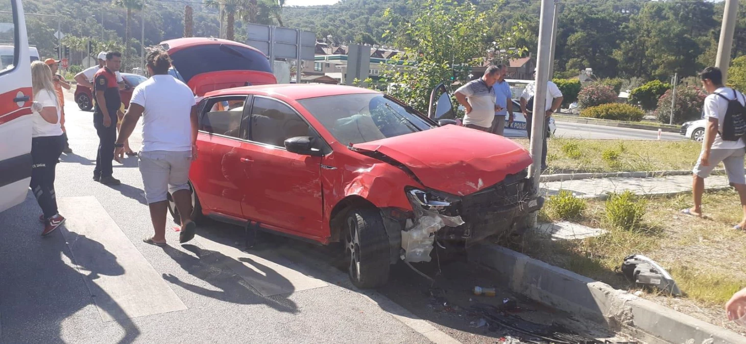 Fethiye\'de otomobiller çarpıştı 4 kişi yaralandı