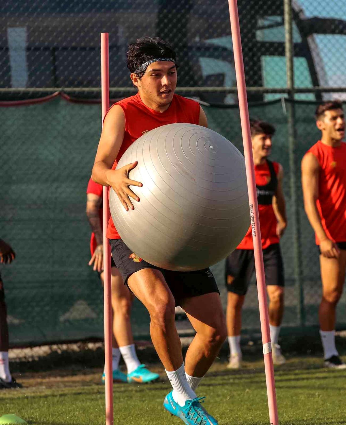 Göztepe\'nin Afyonkarahisar kampı sürüyor