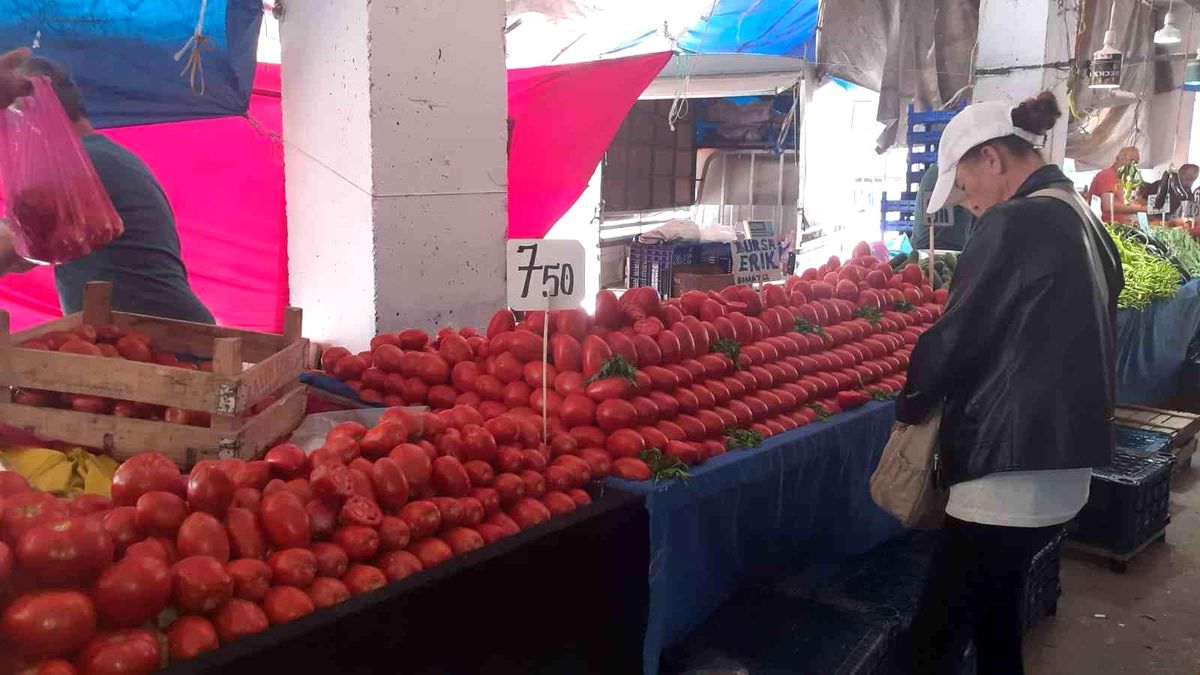 Halk pazarı boş kaldı
