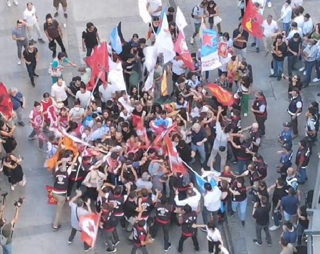 Son dakika haberleri... İZİNSİZ YÜRÜYÜŞ YAPMAK İSTEYEN GRUP İLE POLİS ARASINDA ARBEDE; 4 POLİS YARALI, 29 GÖZALTI Son dakika haberleri... İZİNSİZ YÜRÜYÜŞ YAPMAK İSTEYEN GRUP İLE POLİS ARASINDA ARBEDE; 4 POLİS YARALI, 29 GÖZALTI