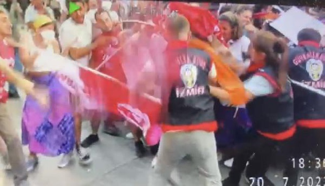 Son dakika haberleri... İZİNSİZ YÜRÜYÜŞ YAPMAK İSTEYEN GRUP İLE POLİS ARASINDA ARBEDE; 4 POLİS YARALI, 29 GÖZALTI Son dakika haberleri... İZİNSİZ YÜRÜYÜŞ YAPMAK İSTEYEN GRUP İLE POLİS ARASINDA ARBEDE; 4 POLİS YARALI, 29 GÖZALTI