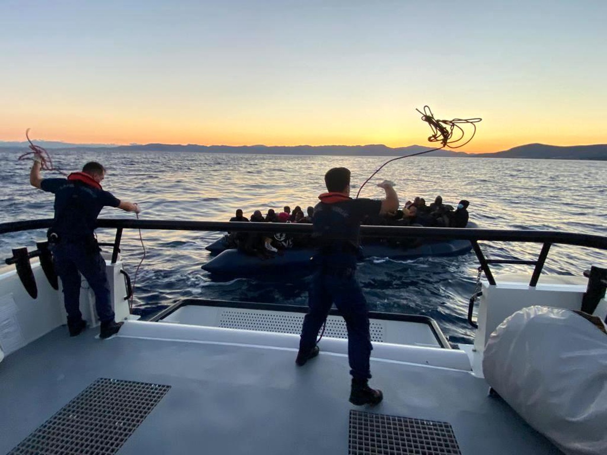 İzmir açıklarında 44 göçmen kurtarıldı, 67 göçmen yakalandı