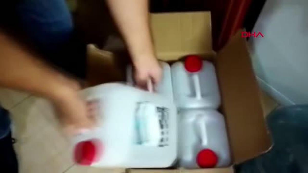 İZMİR'DE SUÇ ŞEBEKESİNE DÜZENLENEN OPERASYONDA ÇOK SAYIDA KAÇAK İÇKİ YAKALANDI