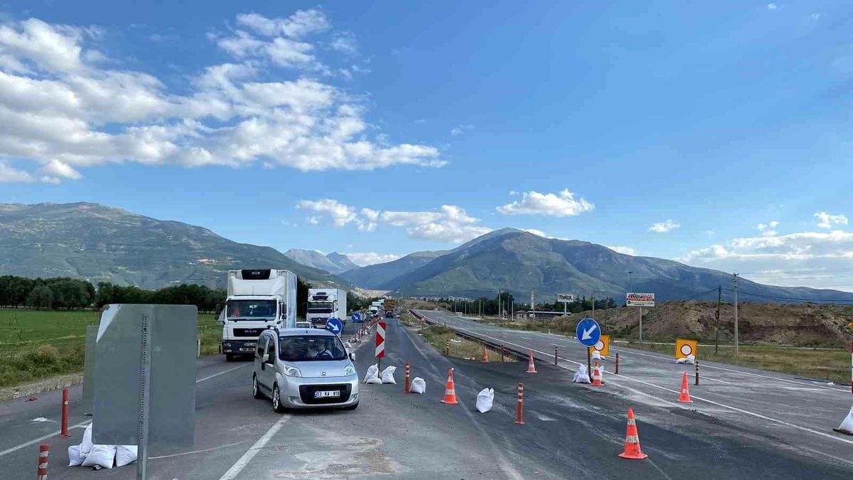 Son dakika: Jandarma sürücüleri uyararak kazaların önüne geçmeye çalışıyor