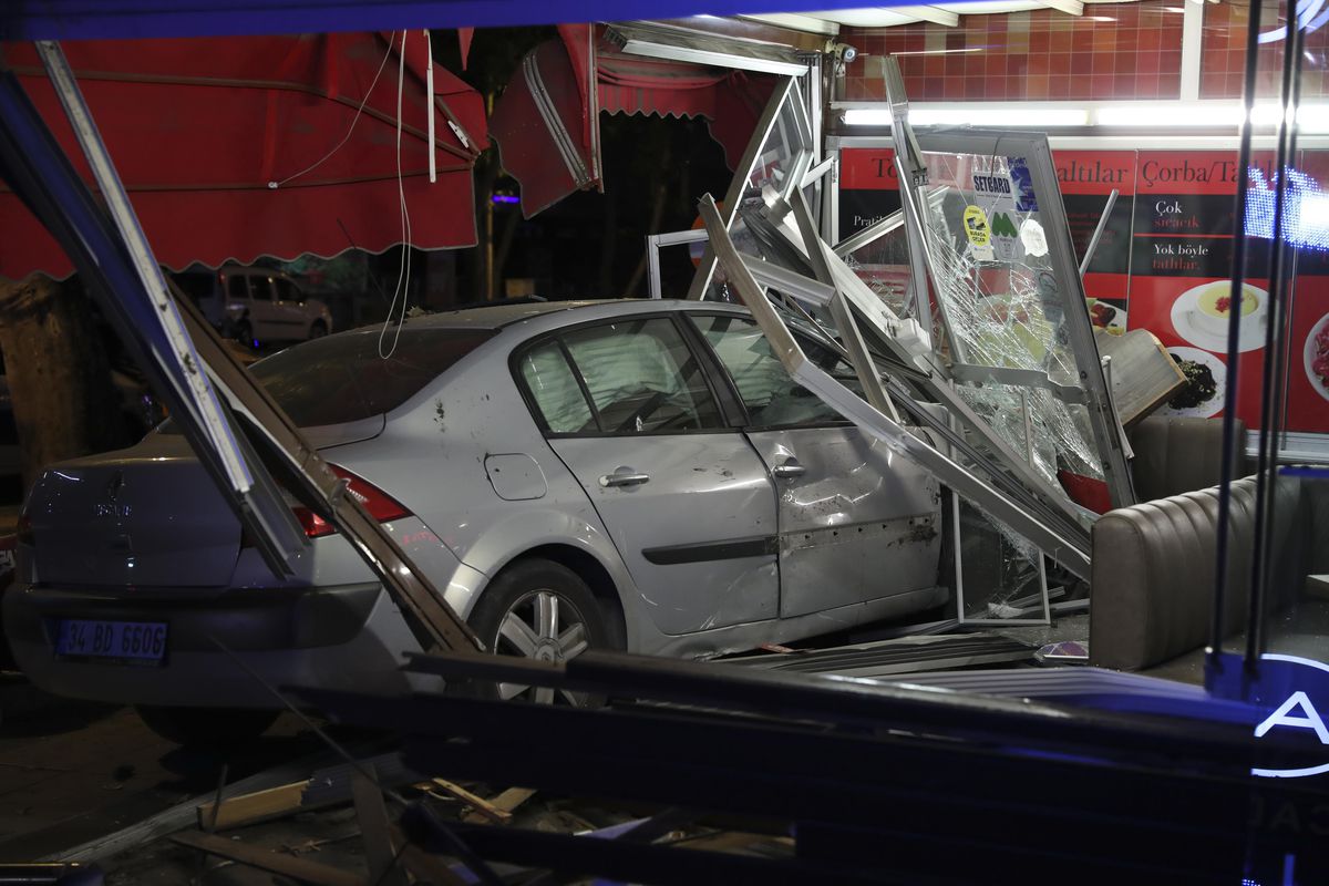 Kadıköy'de yoldan çıkan otomobil büfeye girdi