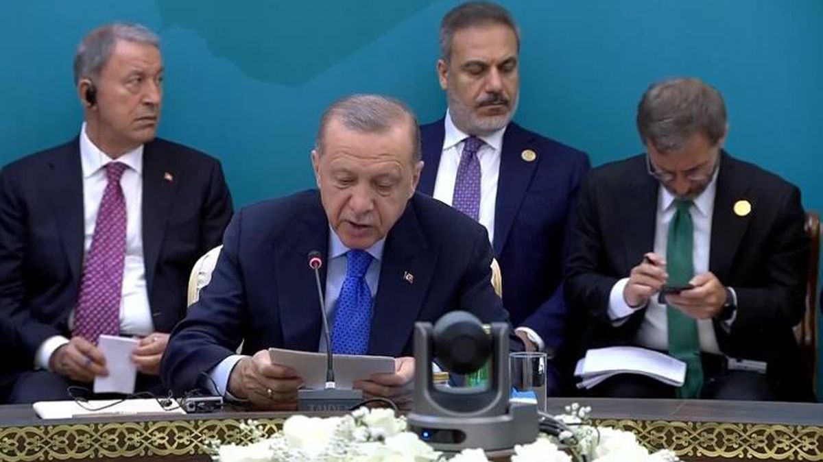 Tahran\'da Hakan Fidan\'ın Fahrettin Altun\'un telefonuna bakışı sosyal medyayı salladı