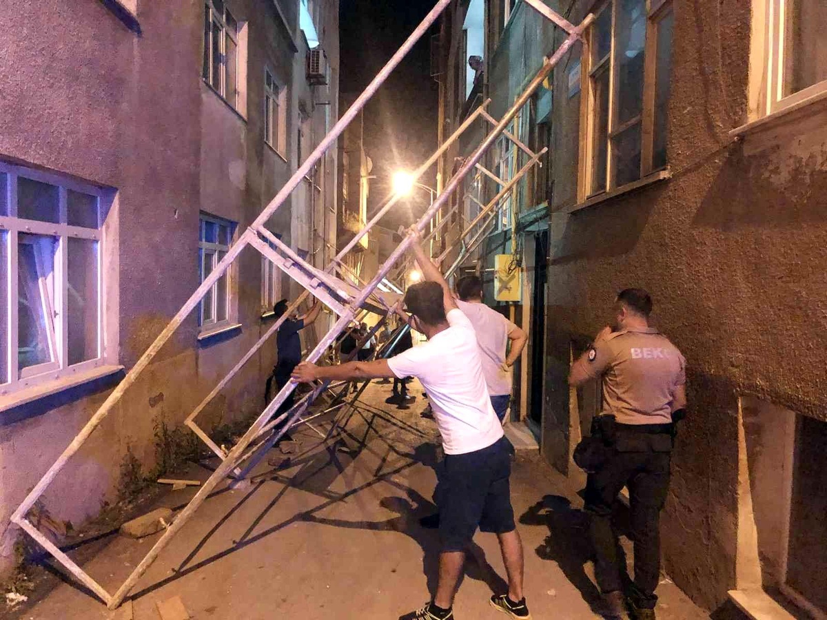 Kamyonetin çarptığı iskele karşı apartmana devrildi