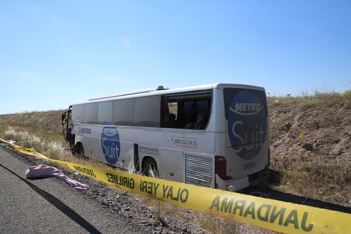 Yolcu otobüsünün yoldan çıkması sonucu 12 kişi yaralandı (2)