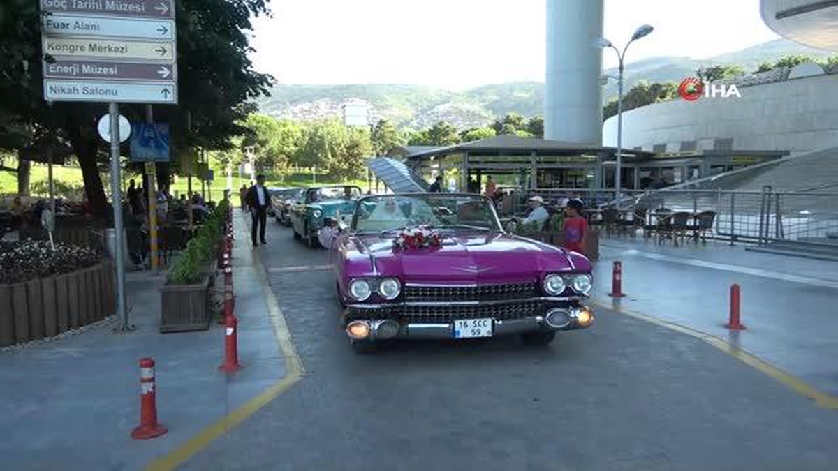 Klasik araç sevdalısı çift, düğün konvoyunu antika araçlarla yaptı