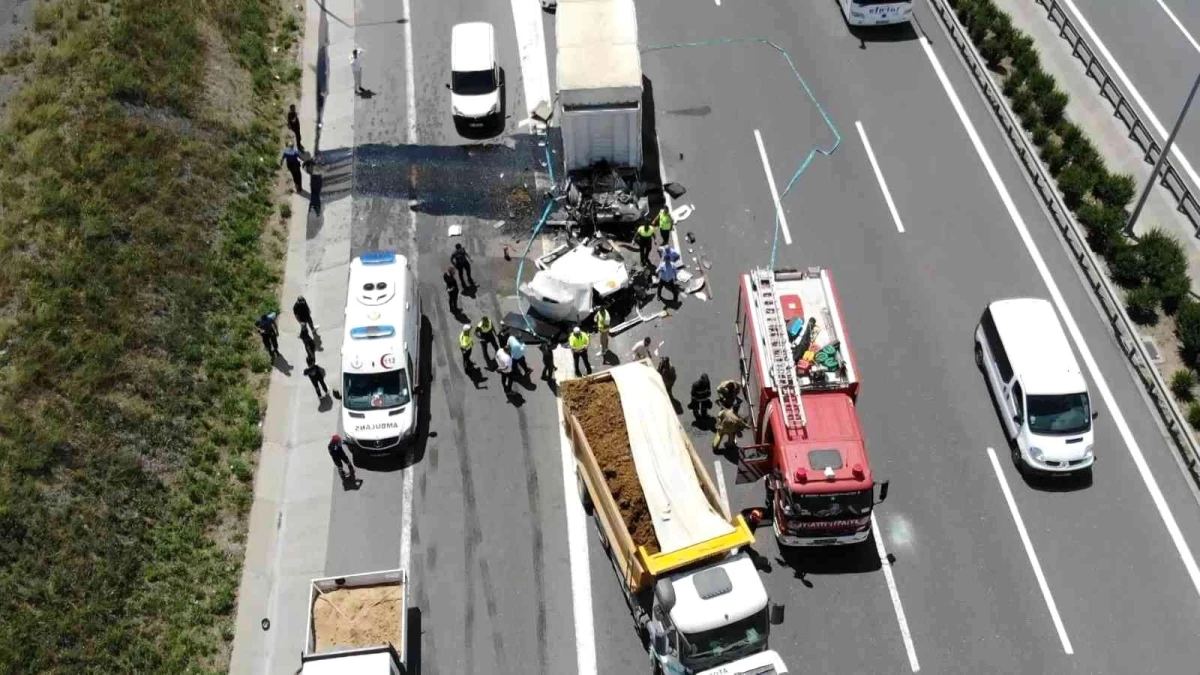 Son dakika haberleri... Kuzey Marmara Otoyolu\'ndaki feci kazada kamyon ikiye bölündü: 1 ölü