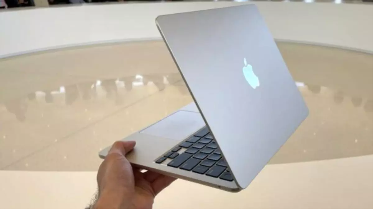 M2 MacBook Air parçalarına ayrıldı