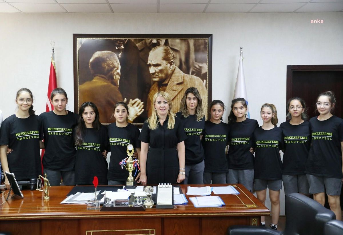 Merkezefendi Belediye Başkanı Doğan, Dereceye Giren Genç Sporcuları Makamında Ağırladı