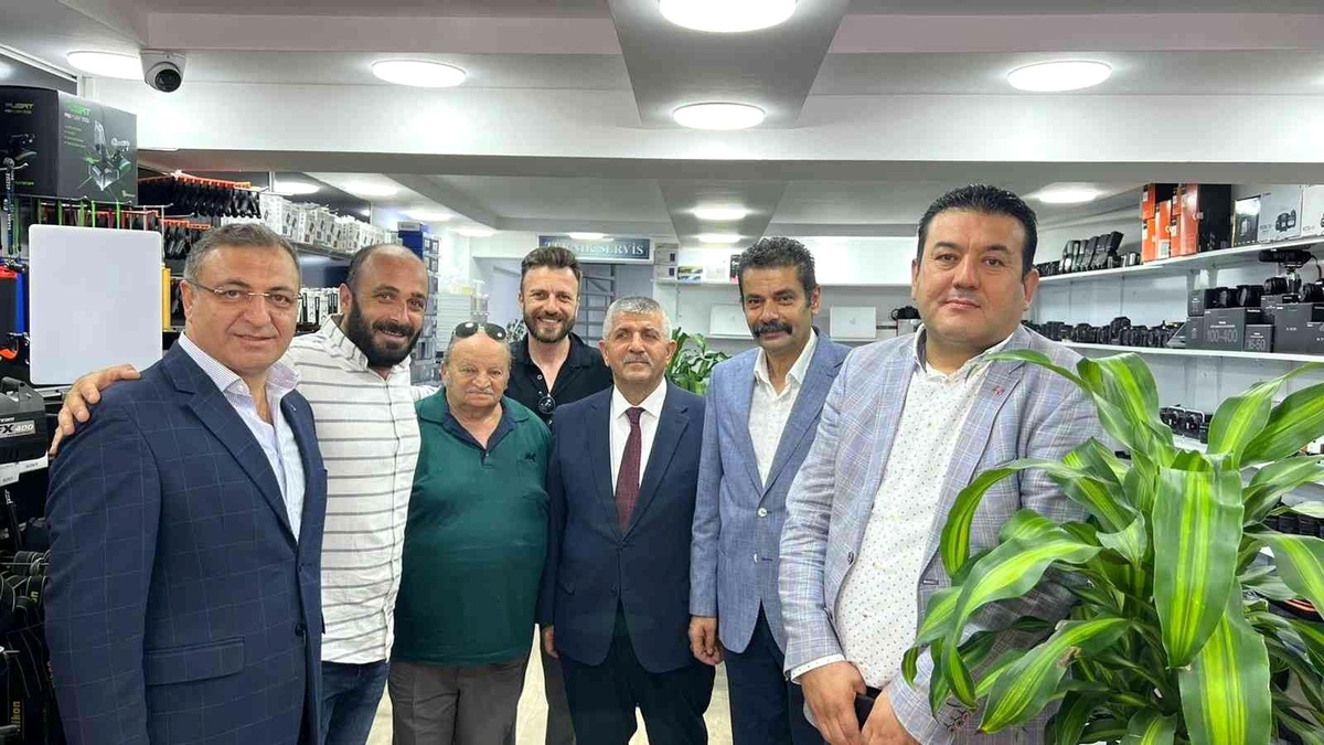 MHP İzmir İl Teşkilatı, bitpazarı esnafıyla kahvaltıda buluştu