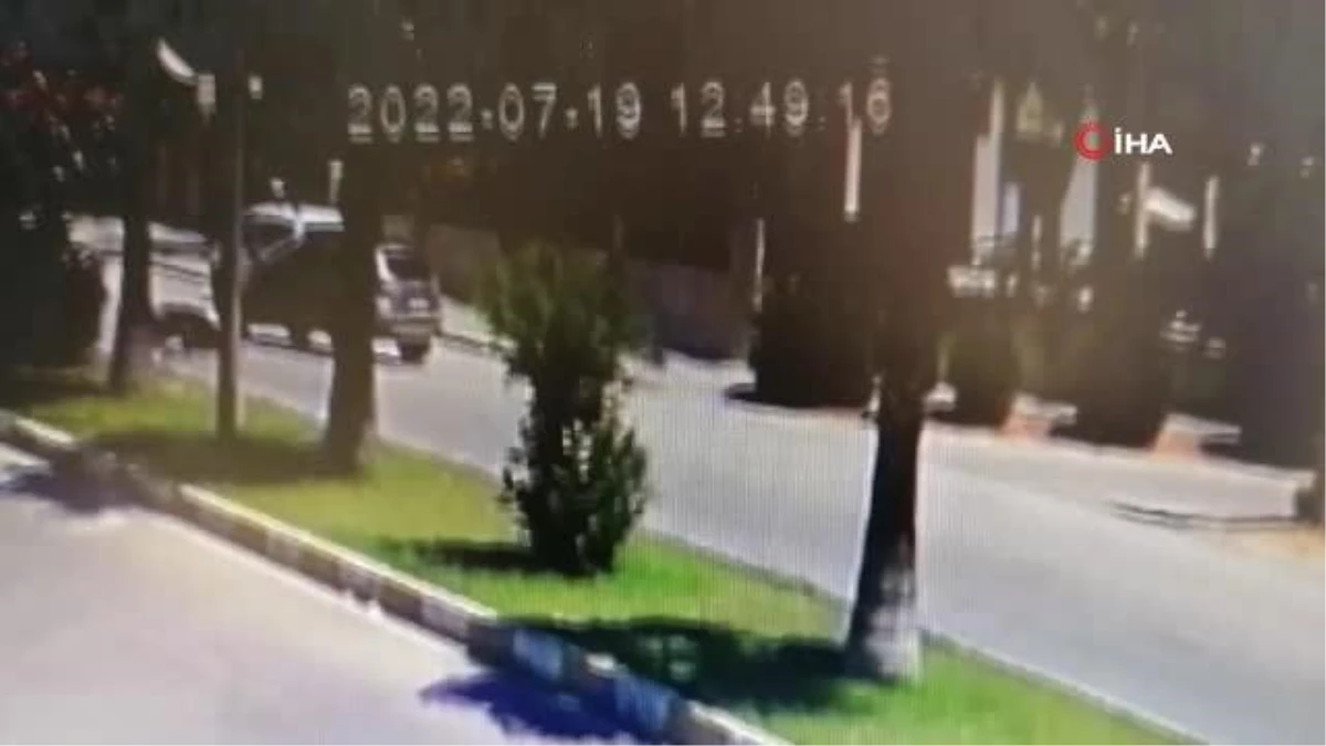 Son dakika! Motosikletli baba oğul ters yönden gelen otomobille çarpıştı: 2 yaralı