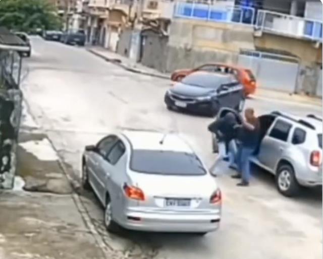 Oto hırsızı beklediği gibi hırsızlık yapamadı çalmak istediği araba düz vites çıkınca ortada kaldı Oto hırsızı beklediği gibi hırsızlık yapamadı çalmak istediği araba düz vites çıkınca ortada kaldı