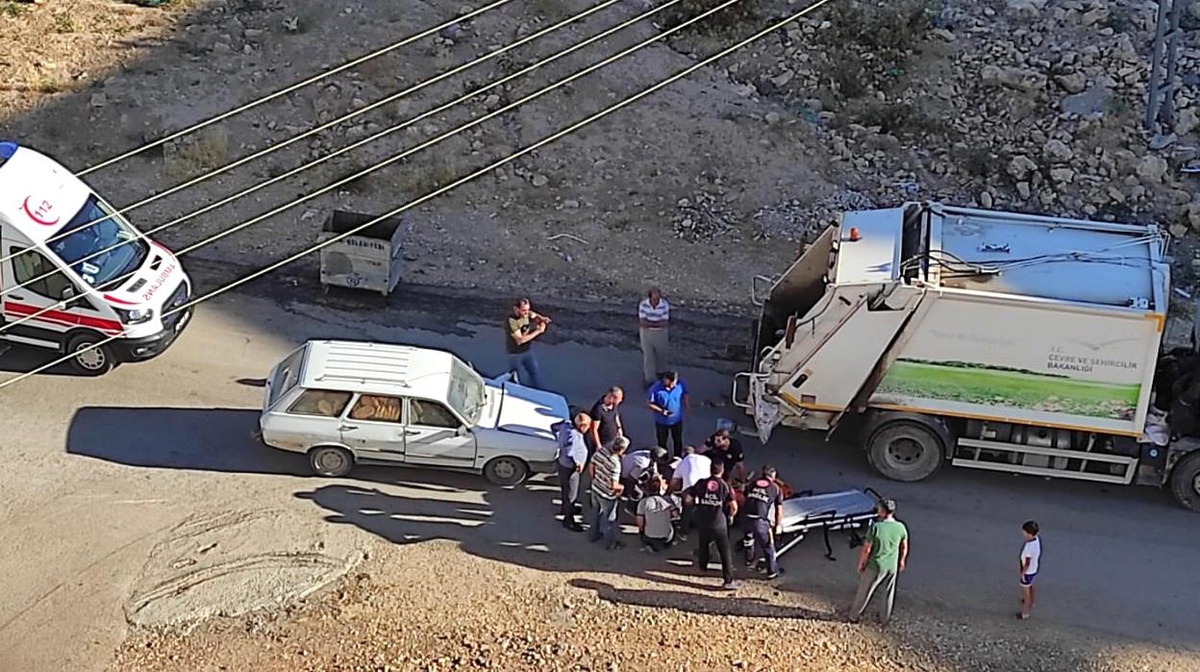 Son dakika 3. sayfa: Otomobil çöp kamyonuna çarptı: 1 yaralı