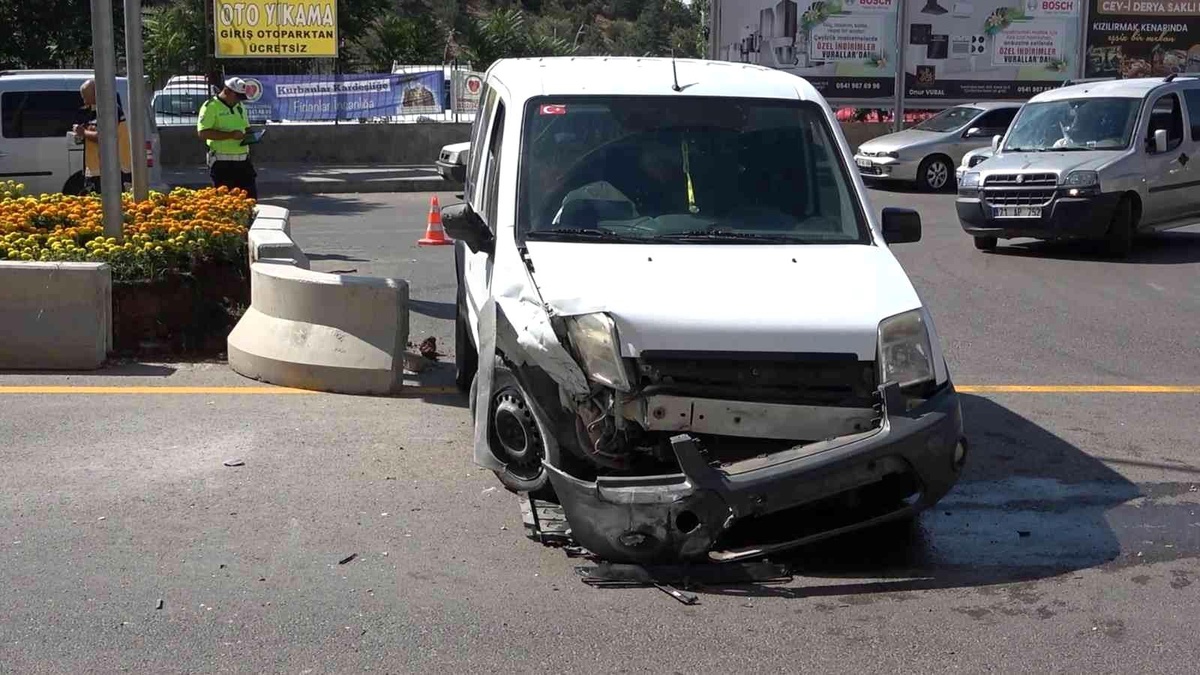Otomobiller kafa kafaya çarpıştı: 2 yaralı