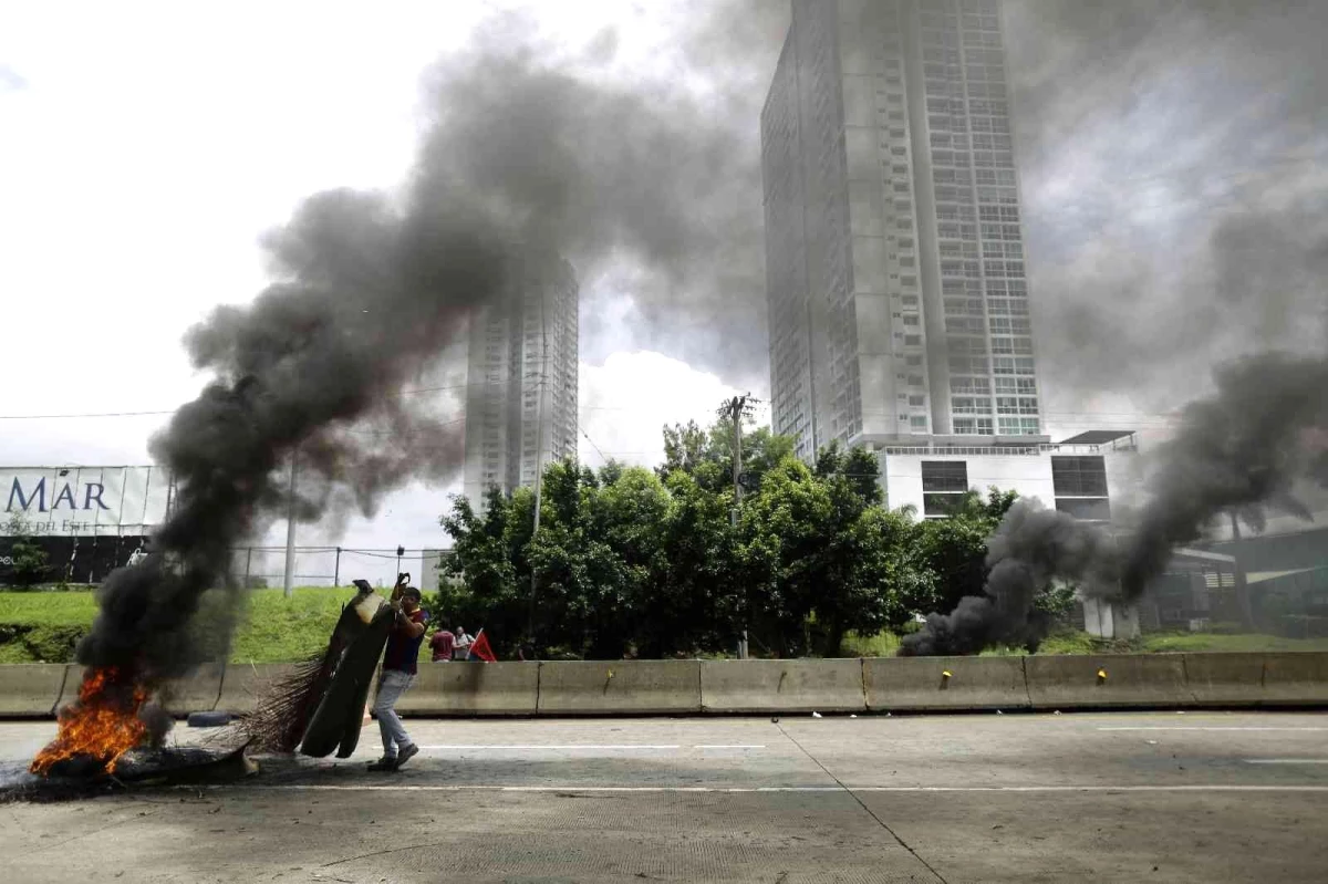 Panama\'daki akaryakıt protestoları şiddet olaylarına dönüştüProtestocular ele geçirdiği polis aracını yaktı