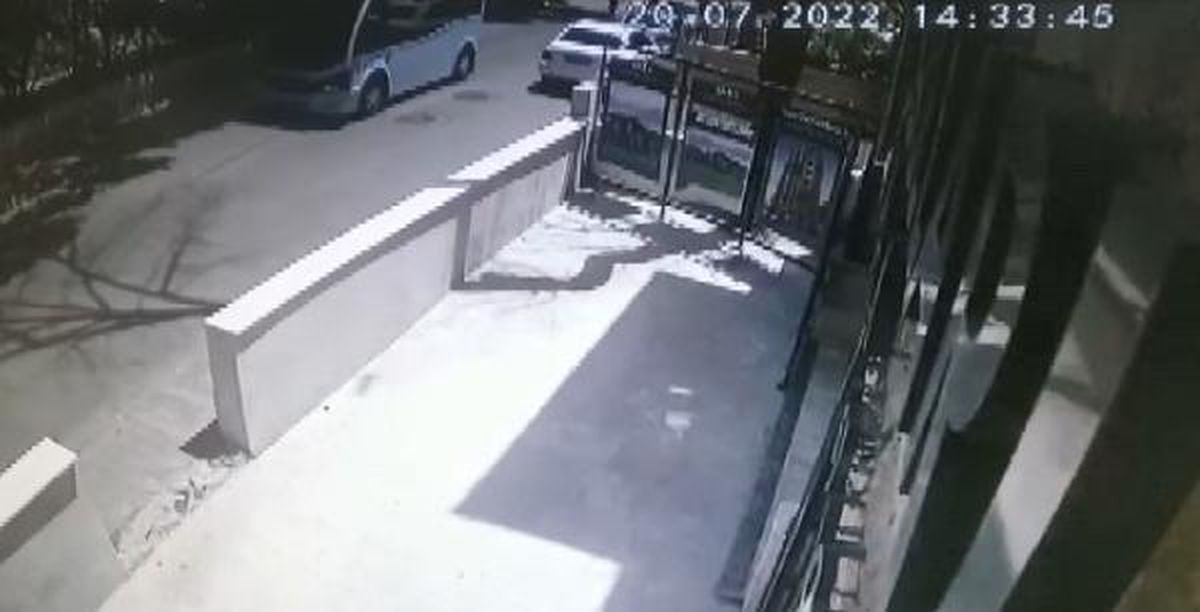 Pendik\'te içinde yolcuların olduğu minibüsün üstüne ağaç böyle devrildi