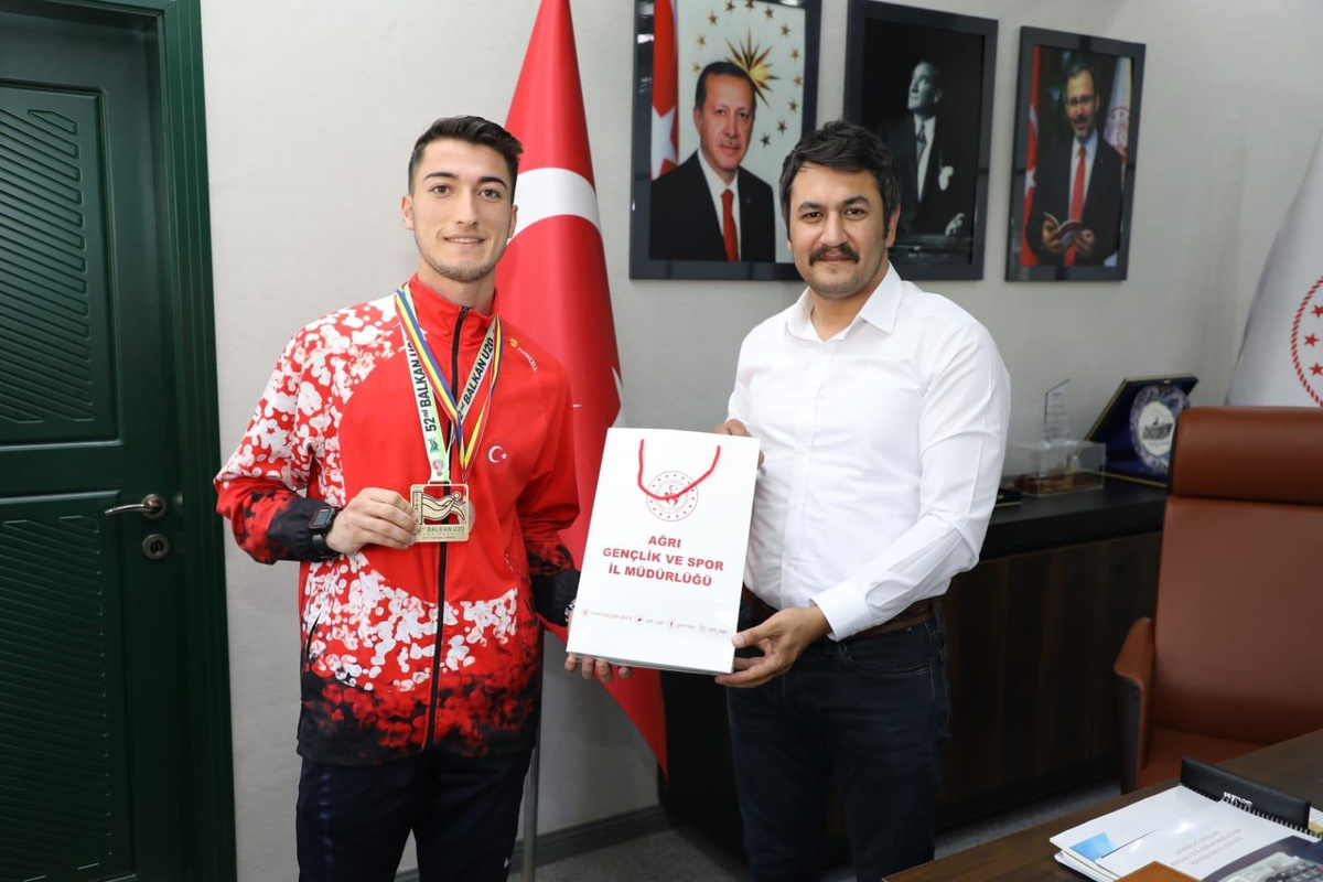 Şampiyon milli atlet Demir\'den Ağrı Gençlik ve Spor İl Müdürü Çalgan\'a ziyaret
