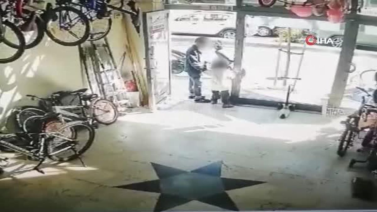 Silivri'de bir kadın çocuklarına iş yerinden kedi çaldırdı... O anlar kamerada