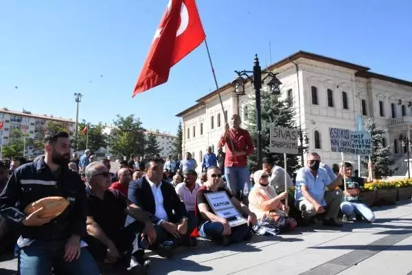 Sivas'ta maaşlarını alamayan işçiler kent merkezinde eylem yaptı