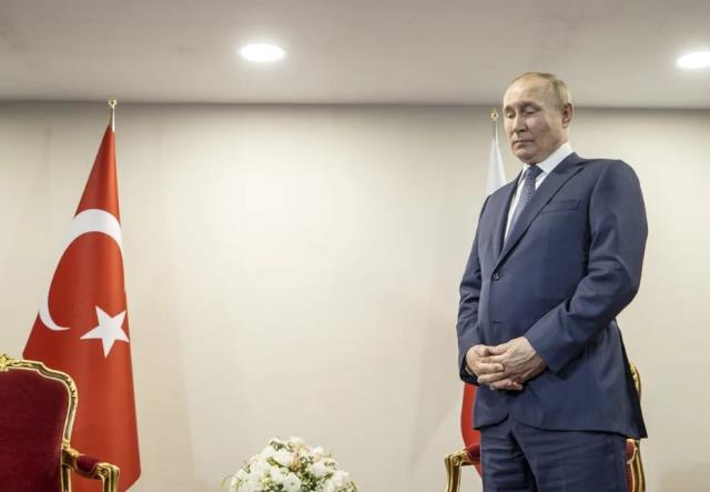 Tahran'daki zirveye damga vuran kare! Erdoğan'ı ayakta bekleyen Putin'in gerginliği suratına yansıdı