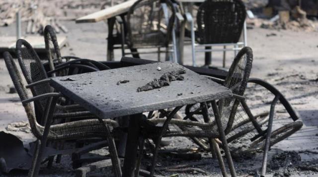 Tarihinin en yüksek sıcaklığını gören İngiltere'de evler yanarak kül oldu, halk geceyi siper kazarak geçirdi