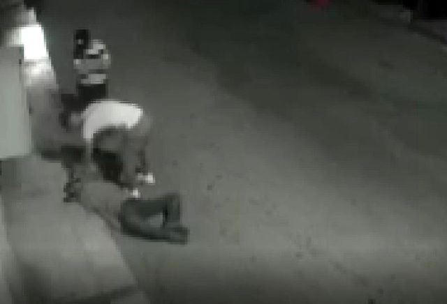 Gasbetmek istediği kişi tek yumruk darbesiyle böyle bayılttı Gasbetmek istediği kişi tek yumruk darbesiyle böyle bayılttı