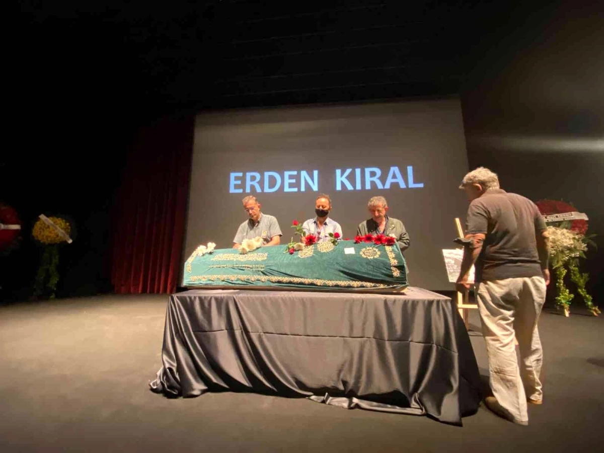 Usta yönetmen Erden Kıral için Beyoğlu Atlas Sineması\'nda tören düzenlendi